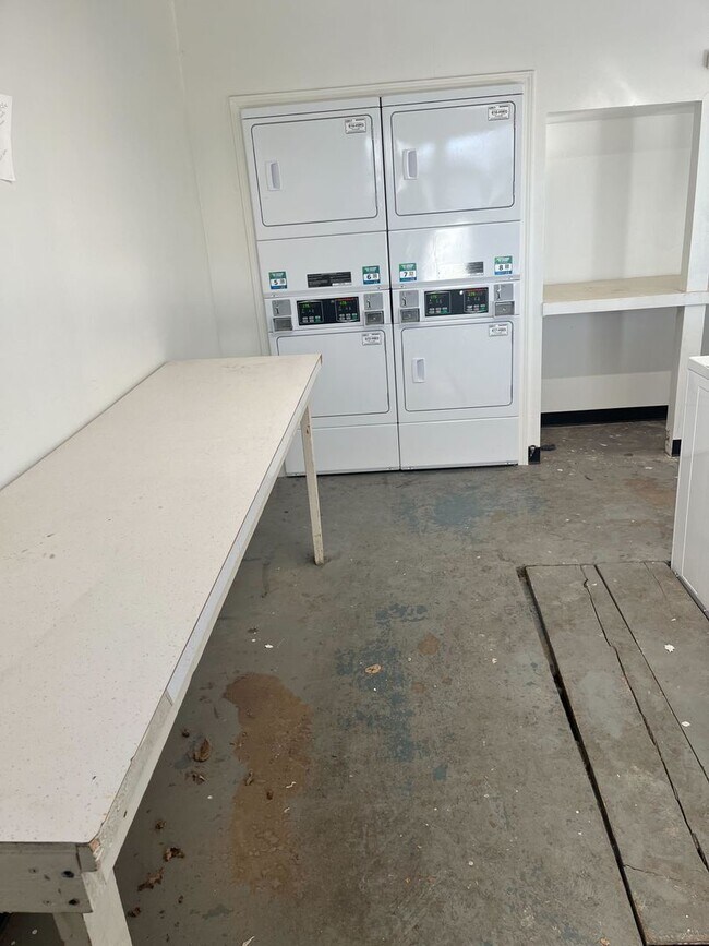 Building Photo - Remodeled units AVAILABLE NOW! Leasing fast!!!