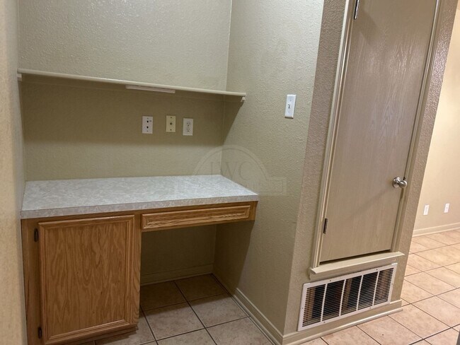 Building Photo - 1305 Chips Dr