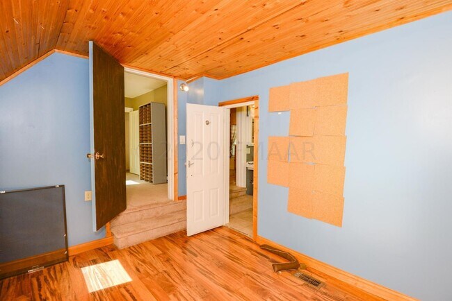 Building Photo - APPLICATION PENDING -- Gorgeous and spacio...