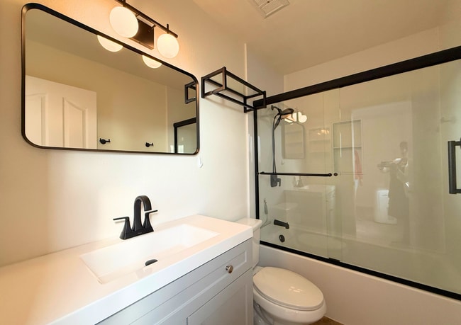 Building Photo - 3030 Suncrest Dr