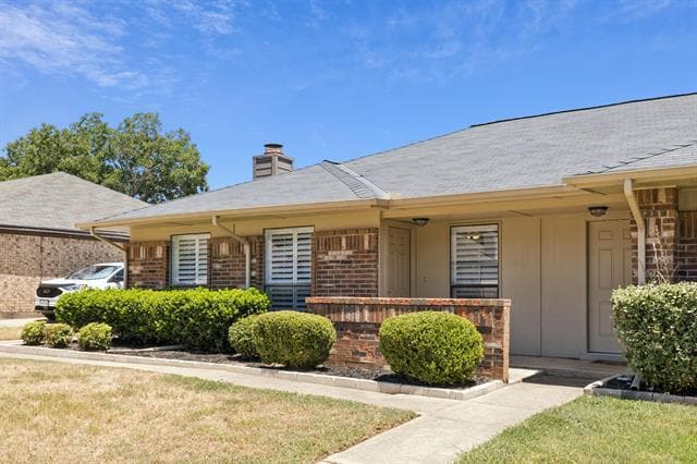 Building Photo - 3002 Hilltop Dr