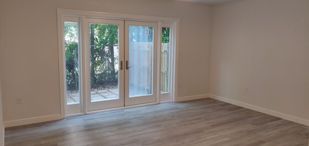 Primary Photo - 11610 N Bayshore Dr