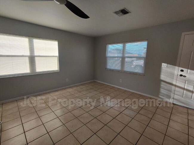 Building Photo - 724 NE 11th Terrace