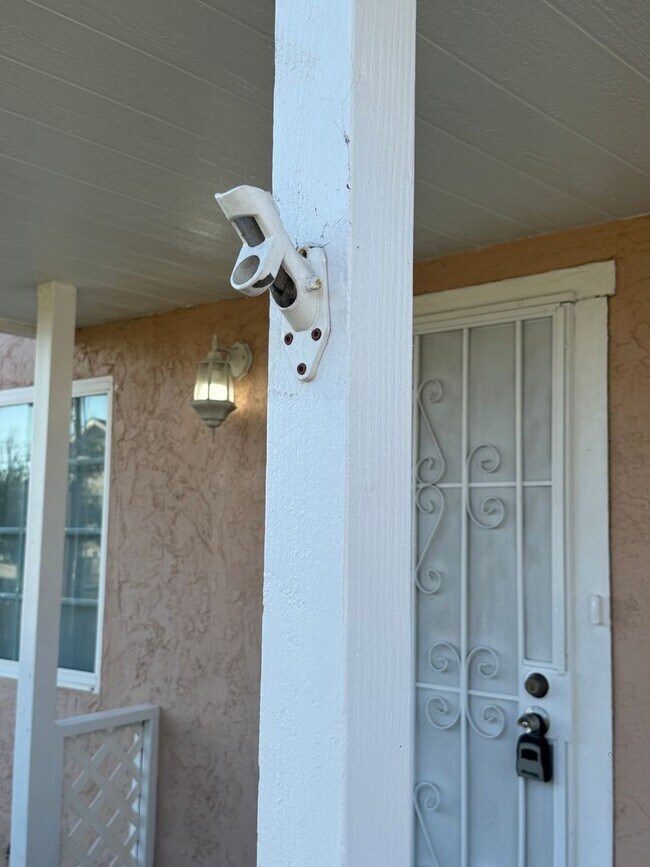 Building Photo - 5 Bedroom, 3.5 Bath, Beautiful 1,856 SQ FT...