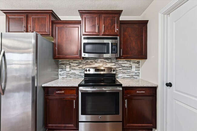 Building Photo - 566 Falkland Cir