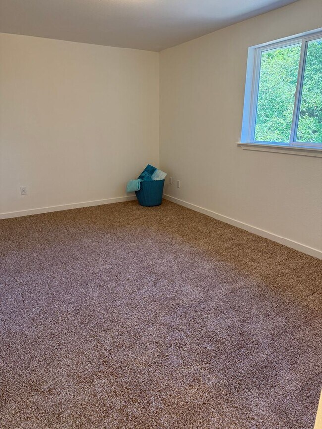 Building Photo - Updated Private Townhouse w/ Plenty of Parking
