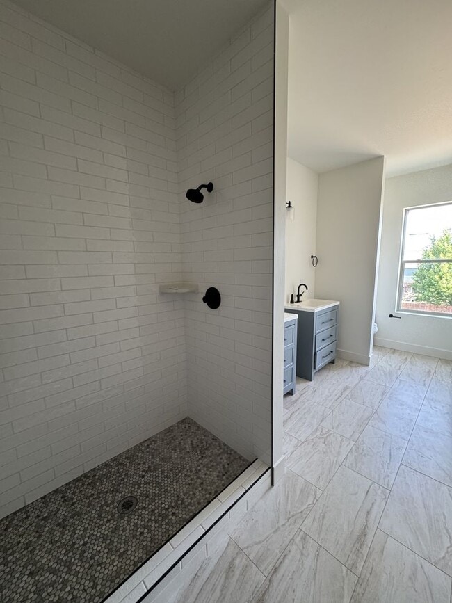 Building Photo - 17 Grove-