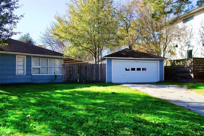 Building Photo - 1002 Waltway Dr