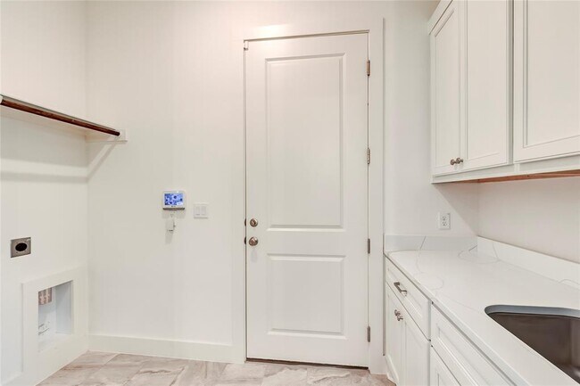 Building Photo - 2000 Kit Cir