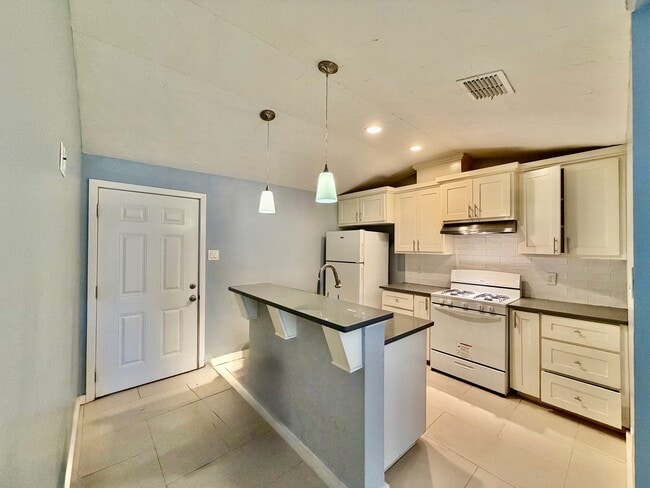 Building Photo - 3229 Sarita St