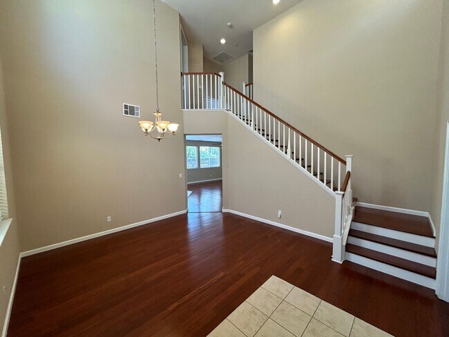 Building Photo - Beautiful 4 Bedroom 3 Bathroom in Quiet Neighborhood with SOLAR