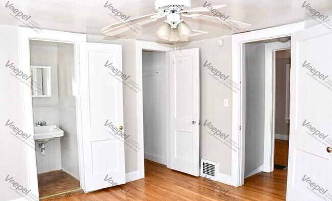 Building Photo - Charming 4-Bed Home with Fireplace & Hardw...