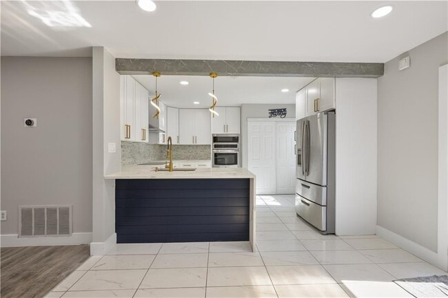 Building Photo - 330 Winding River Dr