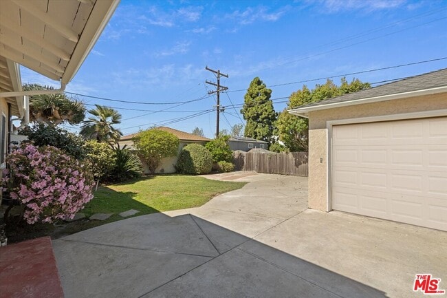 Building Photo - 6711 W 87th Pl