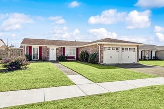 Building Photo - Beautiful Woodmere Single