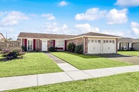 Building Photo - Beautiful Woodmere Single