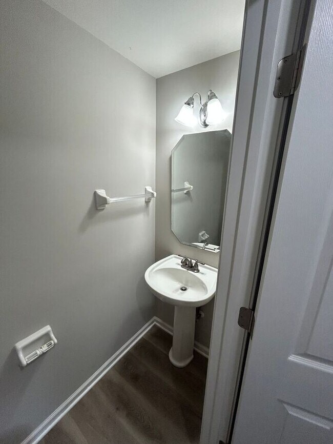 Building Photo - **Spacious 4-Bedroom Home with Walk-In Clo...