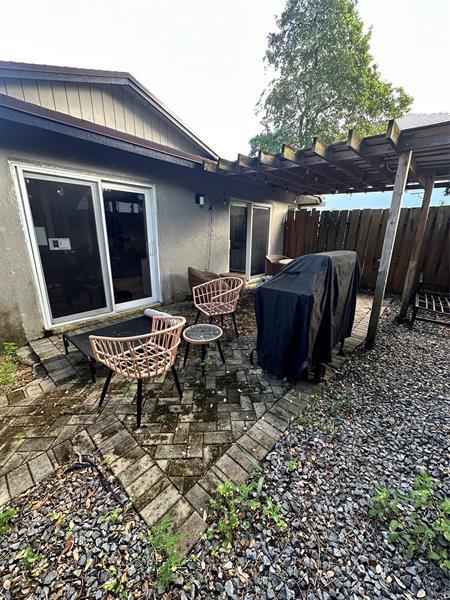 Building Photo - 615 SW 16th Ct