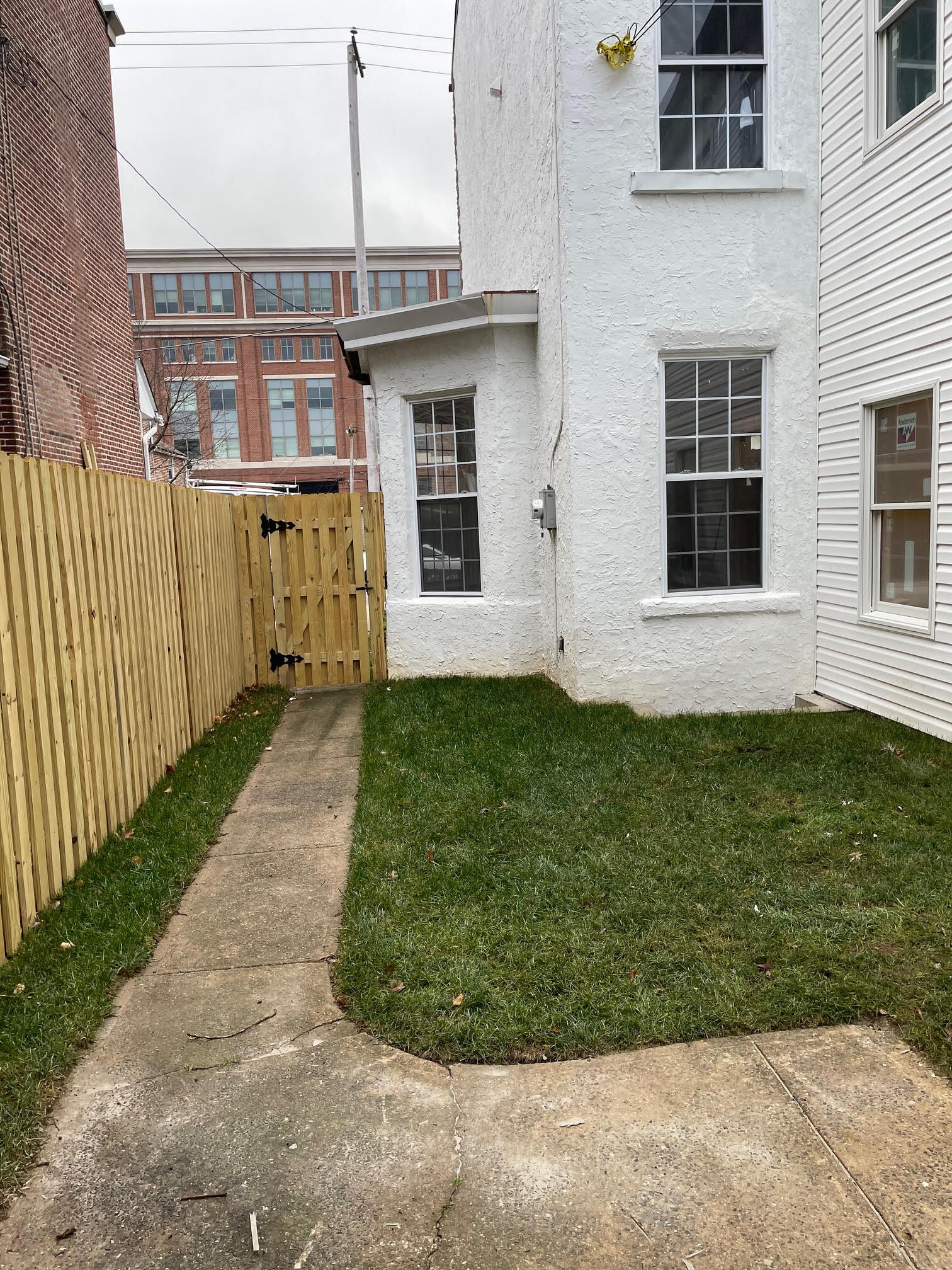 SIDE YD - 323 W Gay St