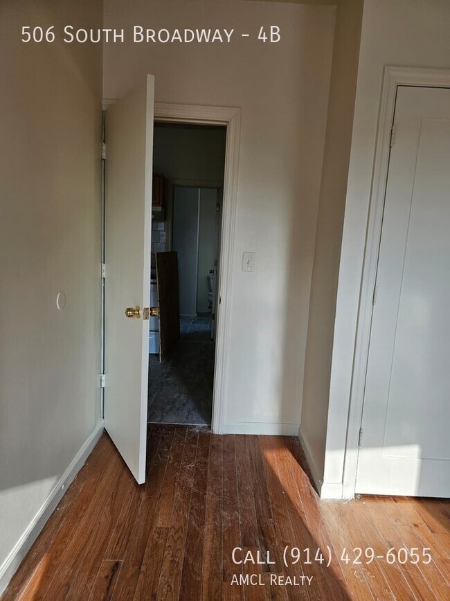 Building Photo - 506 S Broadway