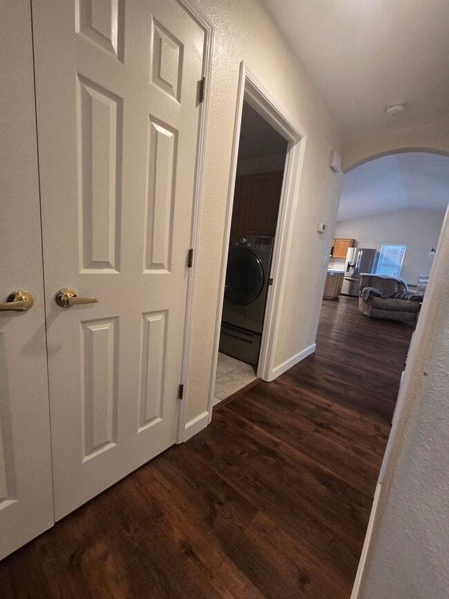 Building Photo - 3 BR 2 BA Available Now