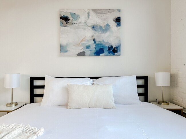 Building Photo - 701 E 2nd St N