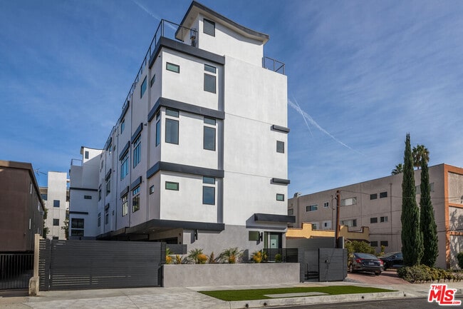 Building Photo - 1318 1/2 N Vista St