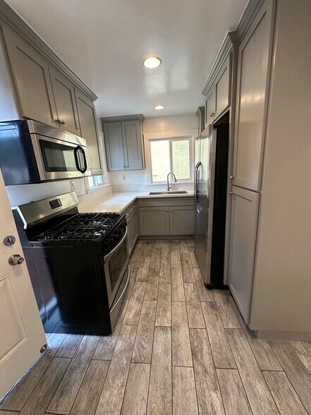 Building Photo - 552 Brooks Ave