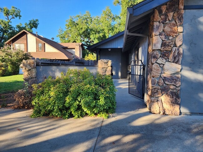 Building Photo - 3027 Monticello Ln