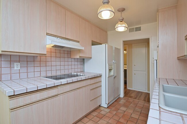Building Photo - Luxurious 1+bdr, 1bath condo in prime Sher...