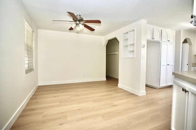 Building Photo - 3Br 2Ba Single Story Available Now!
