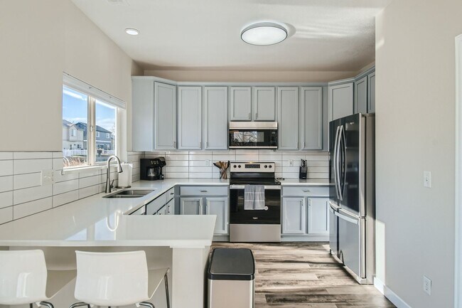 Building Photo - Lovely 3 BDR/3BA Home - 20 Minutes to Denver