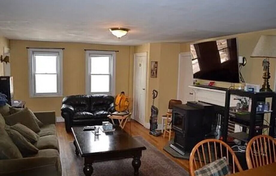 Building Photo - 384 Walpole St