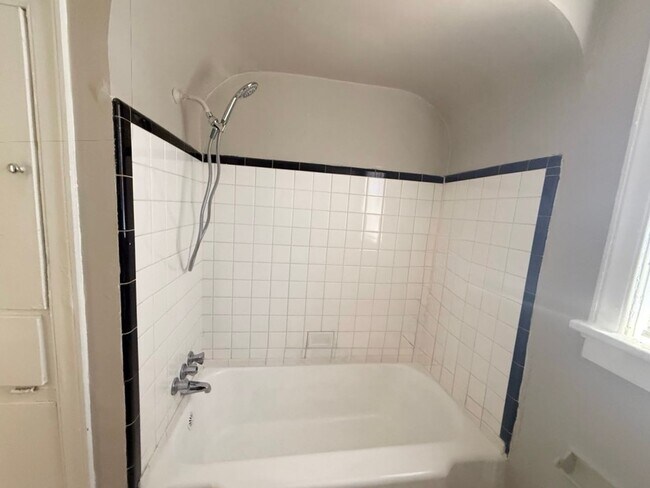 Building Photo - 406/408 N Bellevue Blvd