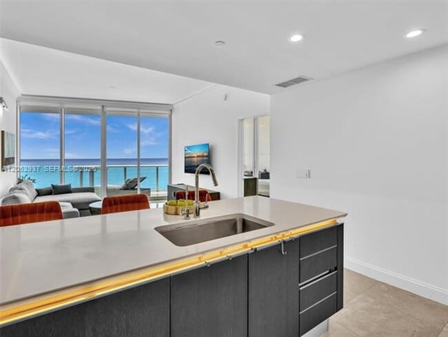 Building Photo - 17001 Collins Ave