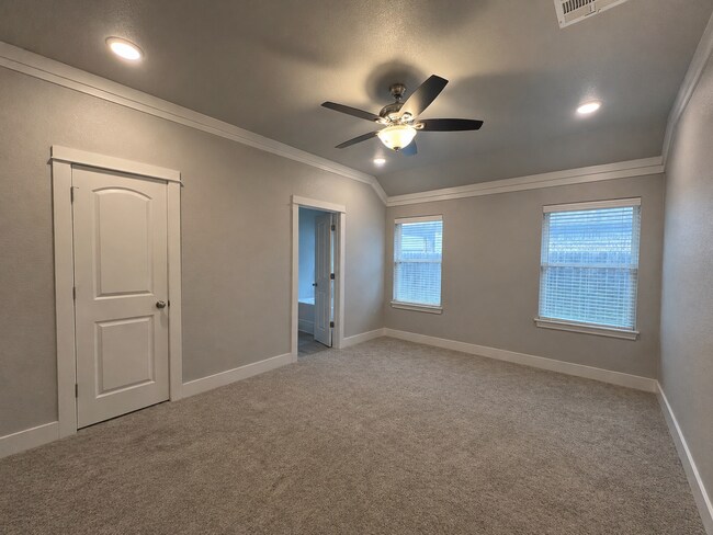 Building Photo - AVAILABLE FOR MOVE-IN WITH A 2-WEEK NOTICE