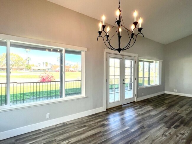Building Photo - 3 Bedroom Pool Home on Golf Course