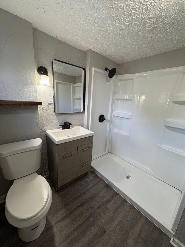 Building Photo - Four bedroom one bathroom home for rent