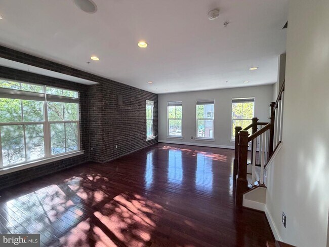 Building Photo - 4560 Longfellow St