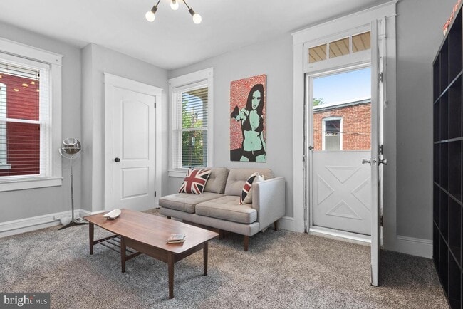 Building Photo - 153 E Ross St