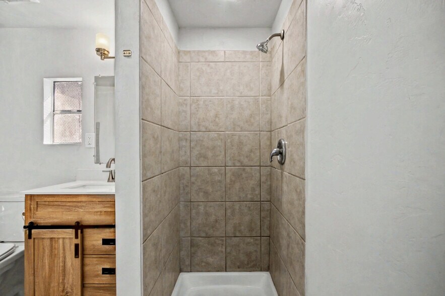 Master Bath - 3926 E Camino de Palmas