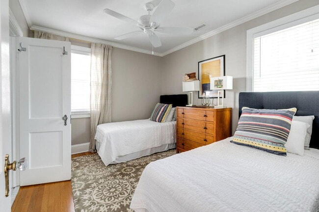 Building Photo - 5000 Bromley Ln