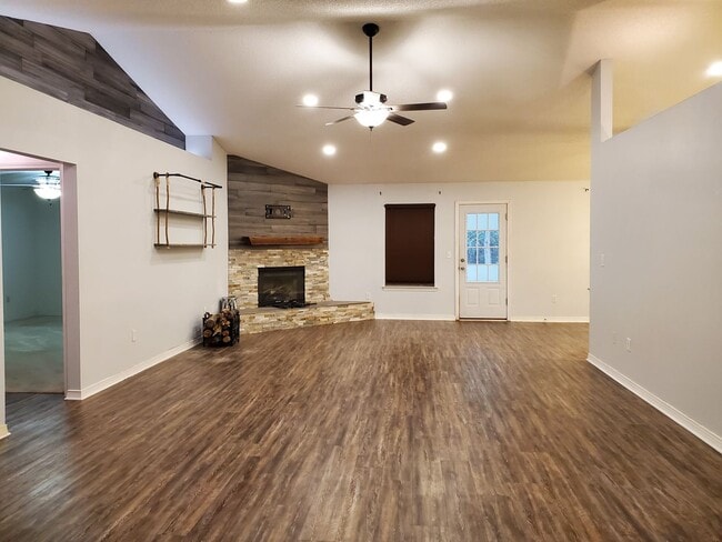 Building Photo - 4 Bedroom 2 Bath home located in heart of ...