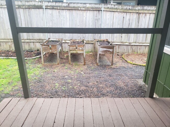 Building Photo - Adorable One-Level House with Huge Backyard in Vancouver!