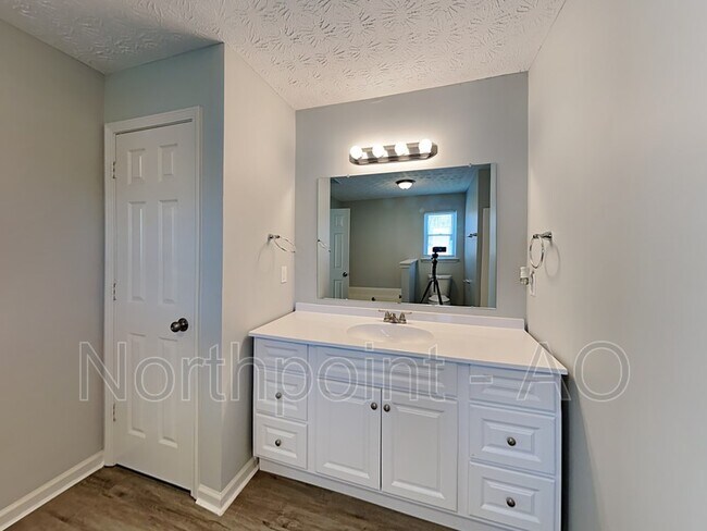 Building Photo - 421 Trinity Tr