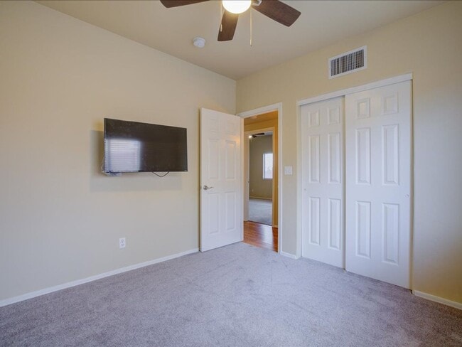 Building Photo - Beautiful 3 Bedroom Home with Office & Des...