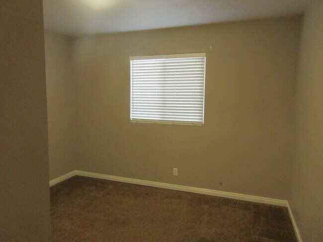 Building Photo - 4 bedroom, 2 bathroom apartment