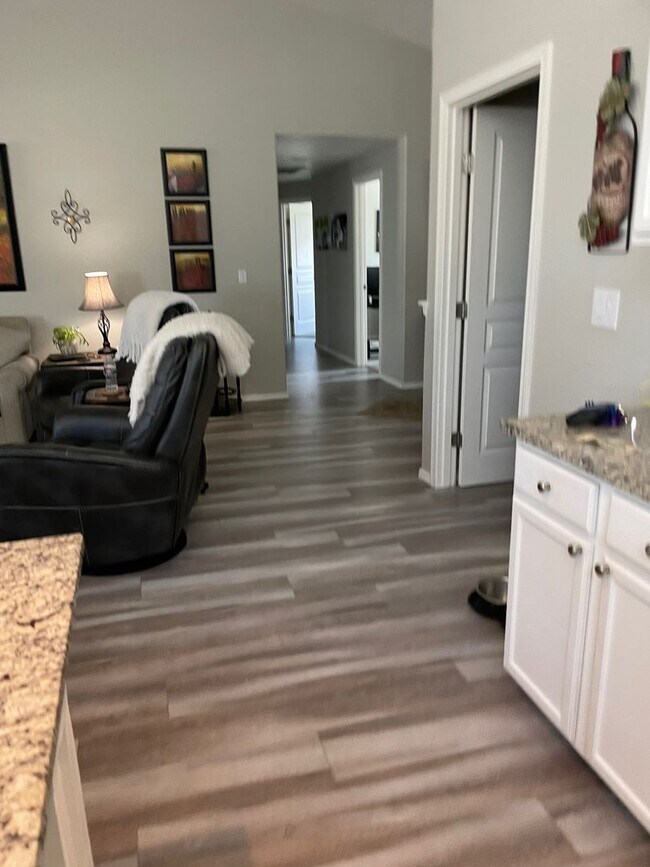 Building Photo - Pet Friendly Home in Desirable Neighborhood!