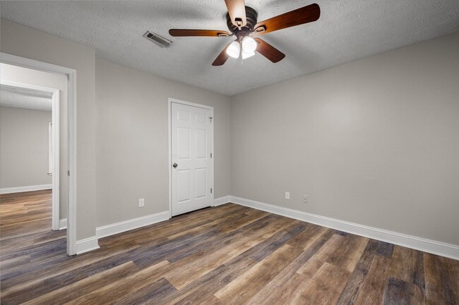 Building Photo - Updated 3BR Home on 1.36 Acres in Whitewater School District