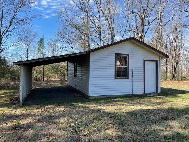 Building Photo - 4 Bed, 2 Bath home located in Franklinvill...